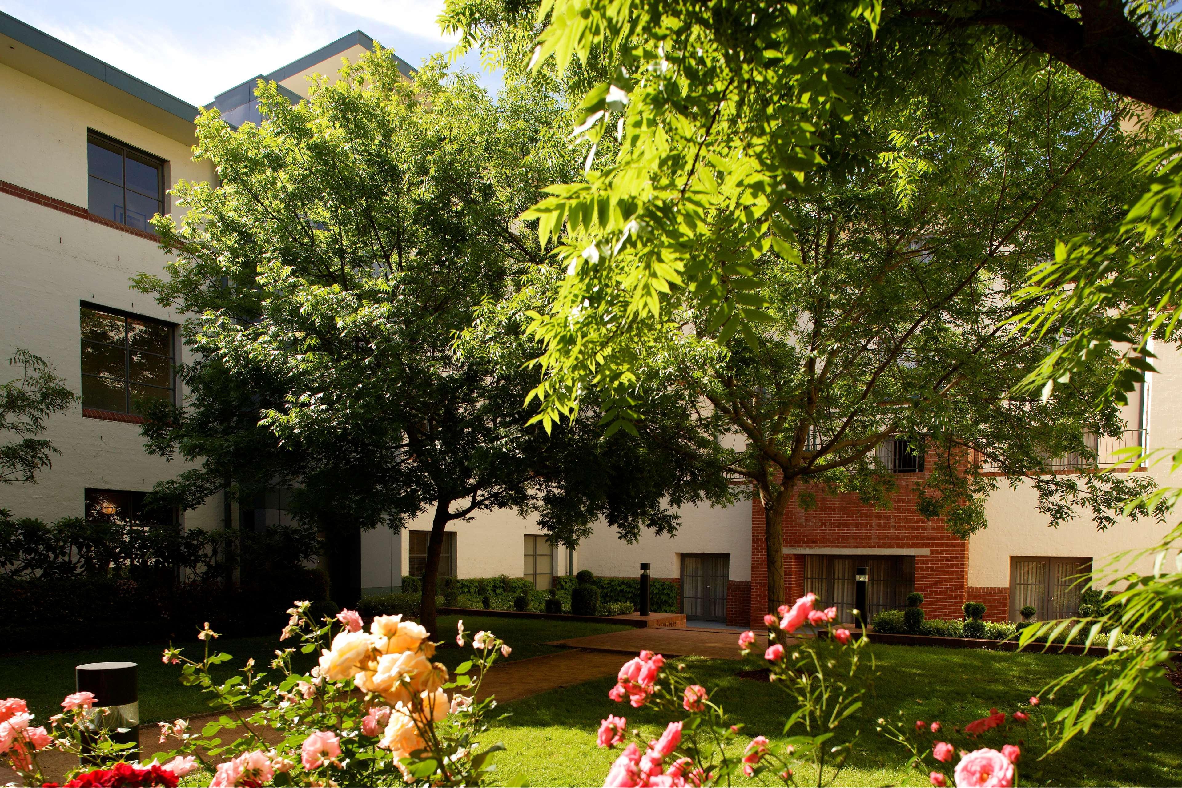 Hyatt Hotel Canberra - A Park Hyatt Hotel Kültér fotó The courtyard of the school