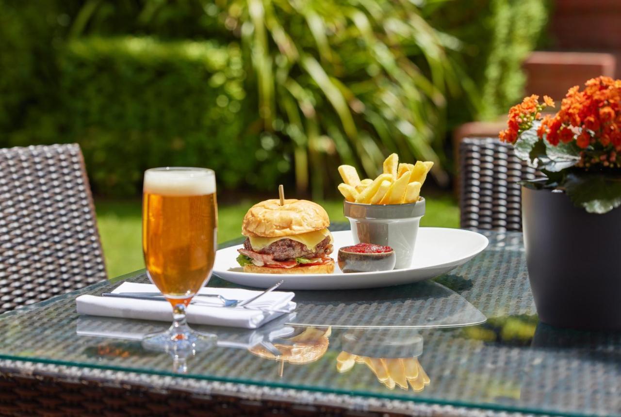 Hyatt Hotel Canberra - A Park Hyatt Hotel Kültér fotó A burger and chips served with a beer