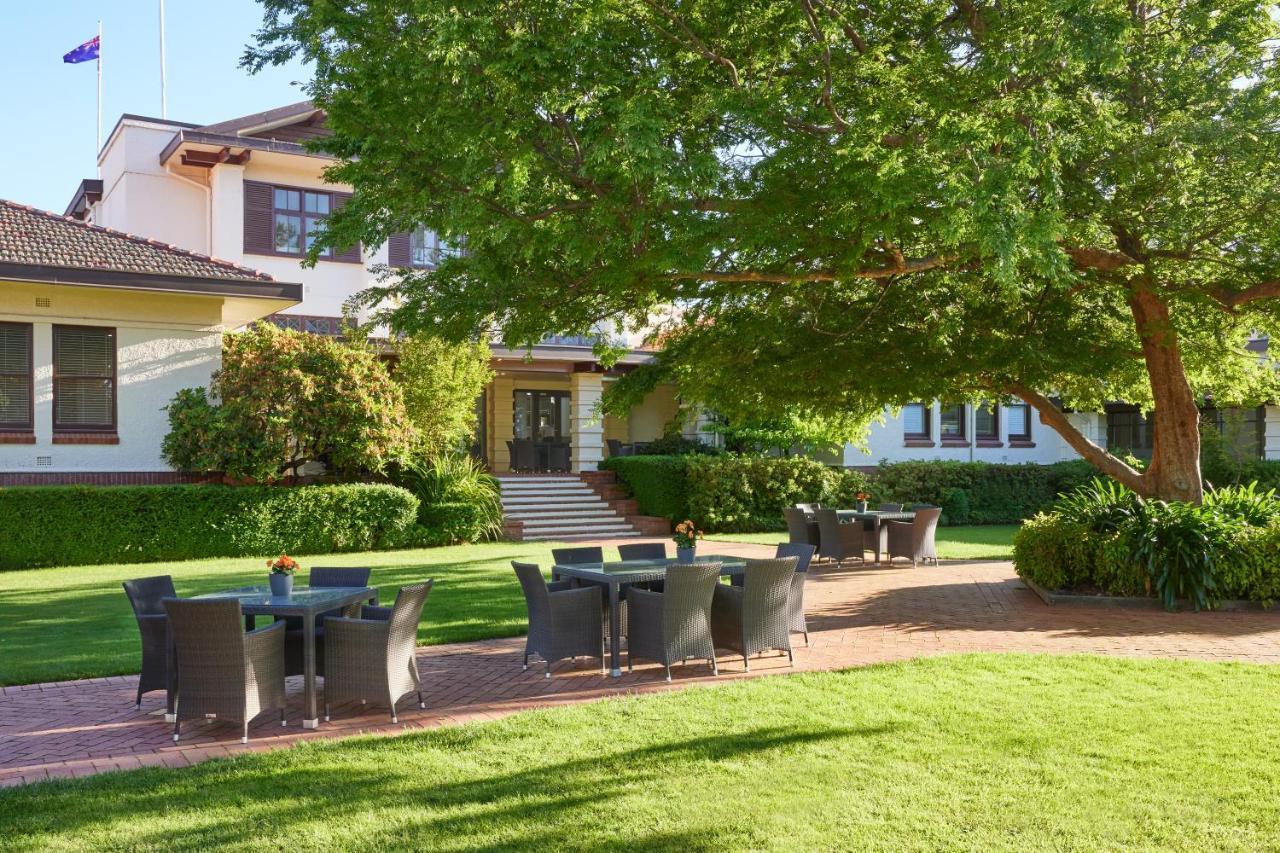 Hyatt Hotel Canberra - A Park Hyatt Hotel Kültér fotó The grounds of the Governor's residence