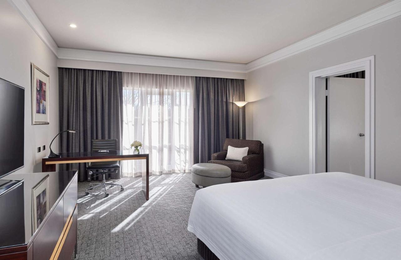 Hyatt Hotel Canberra - A Park Hyatt Hotel Kültér fotó A room at the hotel