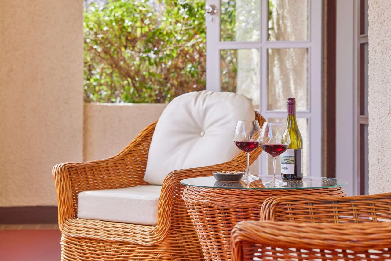 Hyatt Hotel Canberra - A Park Hyatt Hotel Kültér fotó Wrought wicker furniture