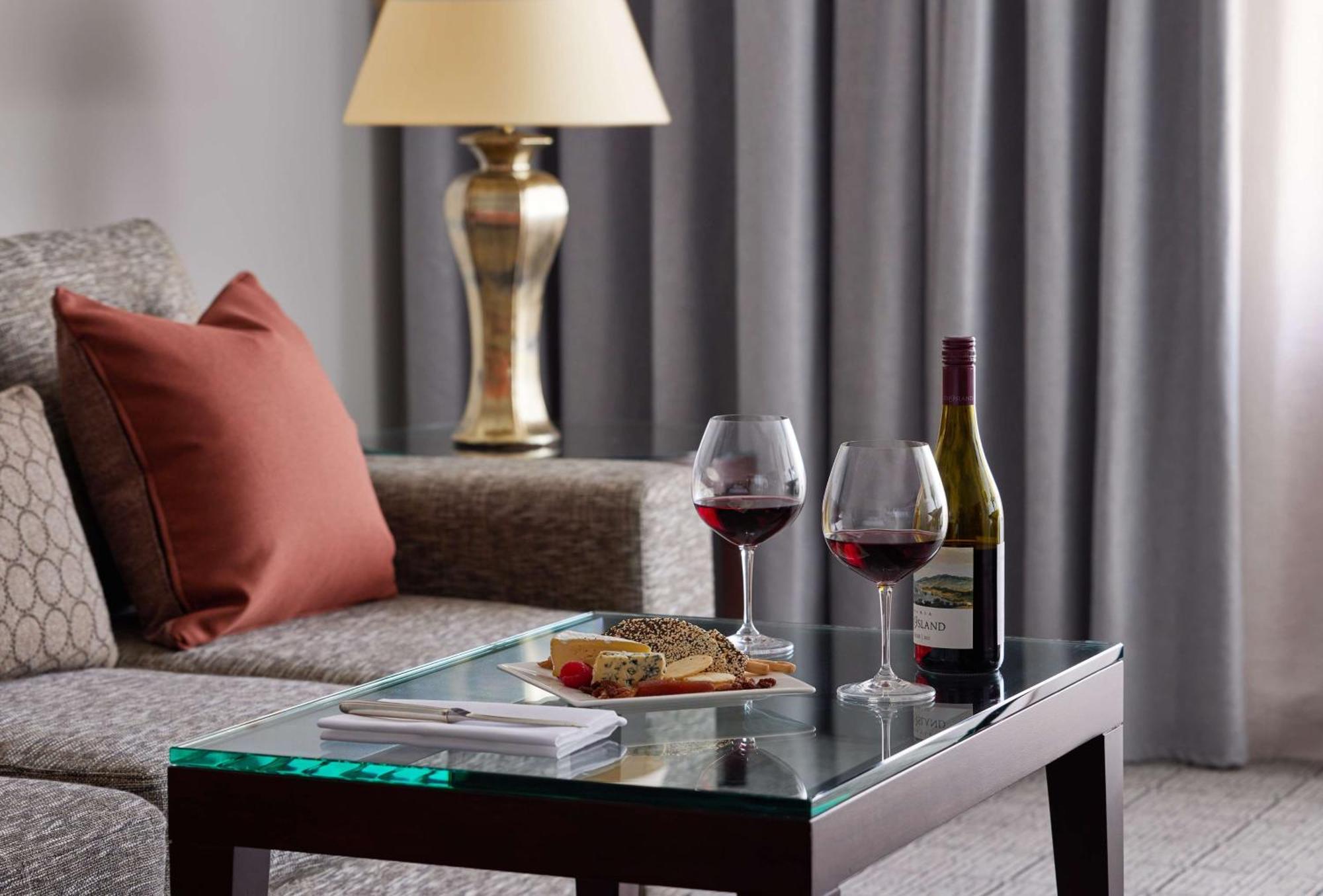 Hyatt Hotel Canberra - A Park Hyatt Hotel Kültér fotó A wine table